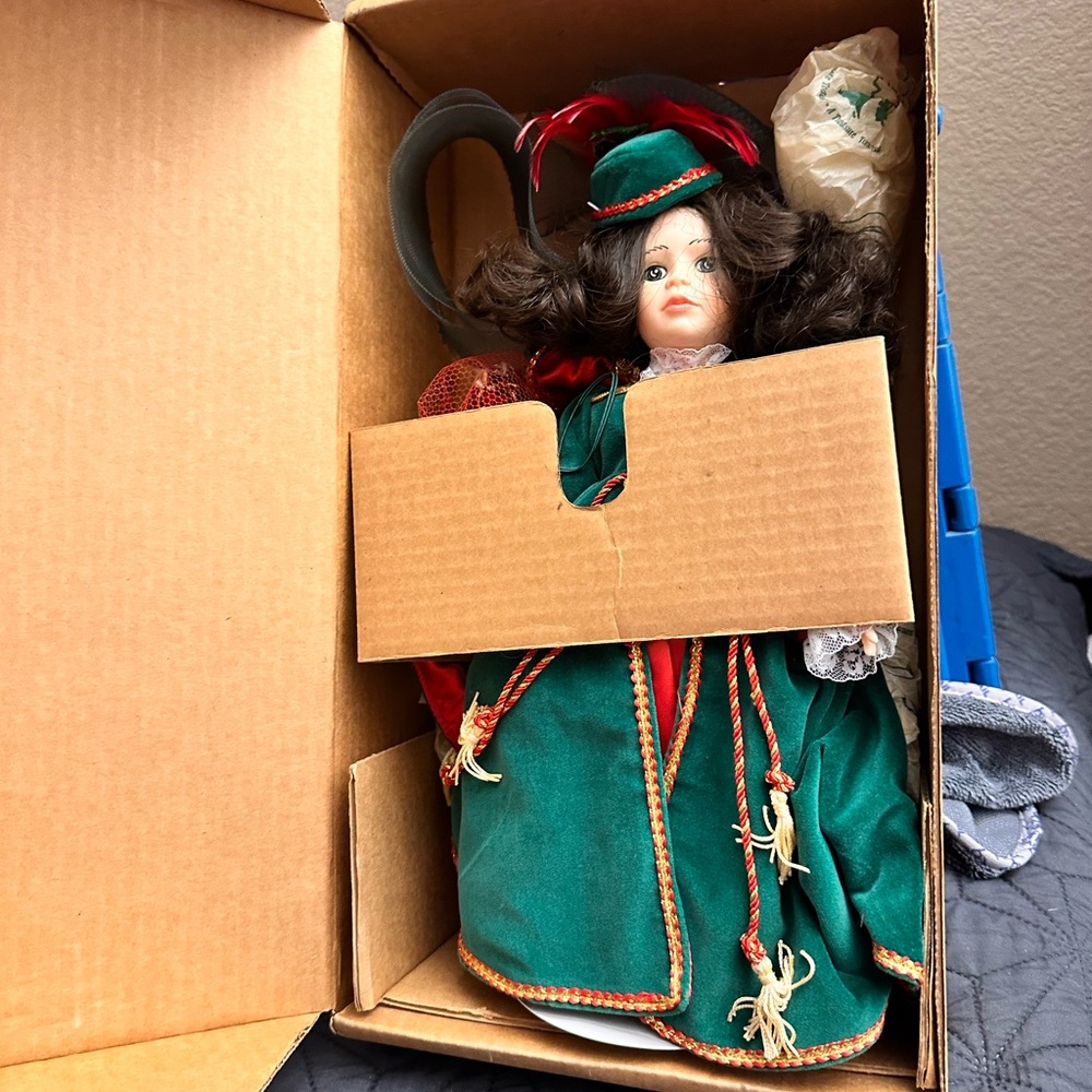 NIB Exclusive Vintage "Scarlett" Doll by Robin Woods